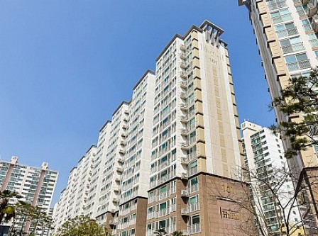 운암동 남양휴튼 아파트 거실 및 안방…